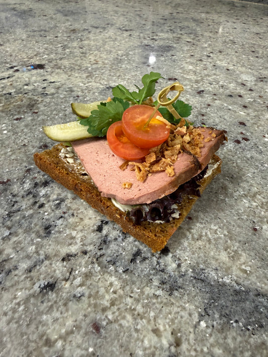 Smörrebröd med leverpastej
